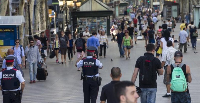 Aspecto que presenta esta mañana del viernes las Ramblas de Barcelona tras el atentado ocurrido ayer por la tarde, con 13 personas muertas y más de 50 heridas. EFE/Quique Garcia