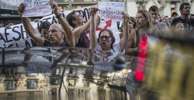 Veïns de Barcelona es concentren contra la convocatòria xenòfoba al lloc de l'atemptat. FOTO: Raül Clemente