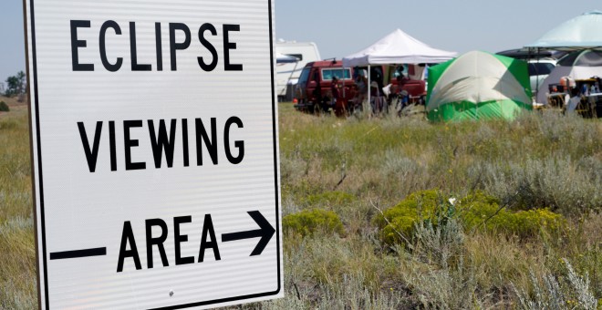 Un cartel indica una zona para contemlpar el eclipse solar, en la localidad estadounidense de Guernsey (Wyoming, EEUU). REUTERS/Rick Wilking