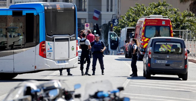 La Policía francesa rodea el área del puerto viejo de Marsella donde al menos una persona ha fallecido y otras han resultado heridas después de que un coche se ha empotrado contra dos paradas de autobús este lunes, 21 de agosto. REUTERS/Philippe Laurenson