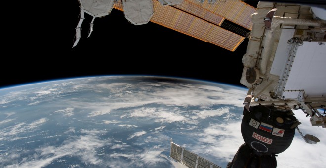 La sombra de la luna sobre los EEUU vista deasde la Estación Espacial Internacional, en el eclipse de Sol. REUTERS/@Space_Station