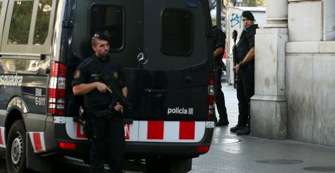 Agentes de los Mossos d'Esquadra en Las Ramblas de Barcelona. REUTERS/Sergio Perez
