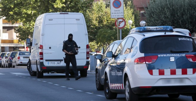 Despliegue policial de los Mossos d'Esquadra en Sant Sadurní d'Anoia, mientras investigan si el terrorista Younes Abouyaaqoub iba acompañado por una o más personas cuando fue abatido por los agentes de la policía autonómica. EFE/Susanna Sáez