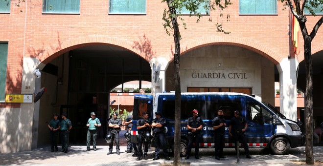 Una furgoneta de los Mossos d'Esquadra frente a la sede de la Gardia Civil en Barcelona. REUTERS/Albert Gea