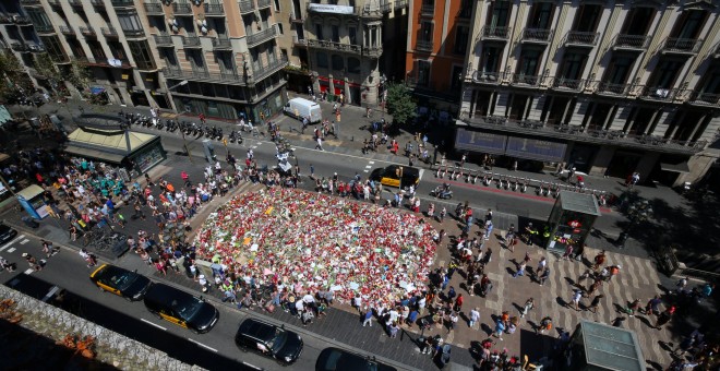 Vista aérea del improvisado memorial en Las Rablas de Barcelona en recuerdo uy homenaje a las víctimas del atenado yihadista de la semana pasada, colocado sobre el mural donado por Miró a la ciudad. REUTERS/Albert Gea