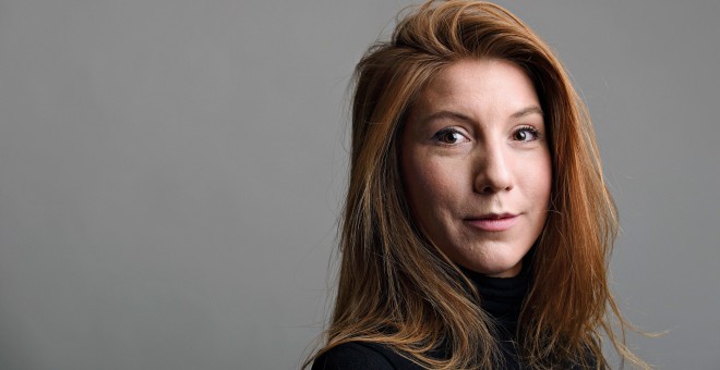 Una foto de la periodista sueca fallecida, Kim Wall, mientras hacía un reportaje a bordo del submarino 'Nautilus UC3' y su inventor, Peter Madsen.- TT NEWS AGENCY / REUTERS