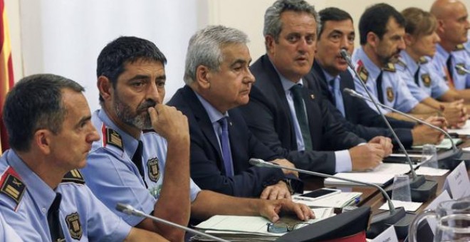 El mayor de los Mossos d'Esquadra, Josep Lluís Trapero, acompañado de Joaquim Forn en la reunión del gabinete antiterrorista / EFE