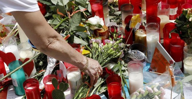 Flores y velas en el memorial de Las Ramblas de Barcelona. / EFE