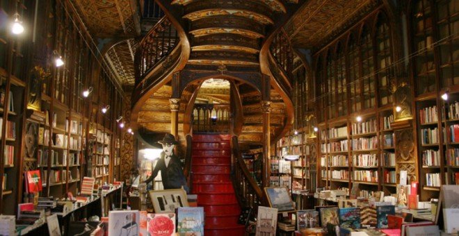 La llibreria Lello, a Porto, va inspirar J. K. Rowling per descriure el Col·legi Hogwarts de la saga Harry Potter.