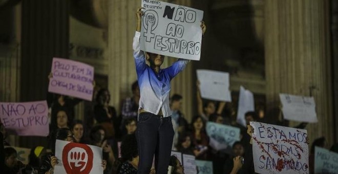 Un grupo de mujeres protestan contra una violación colectiva en Río de Janeiro.Archivo/EFE