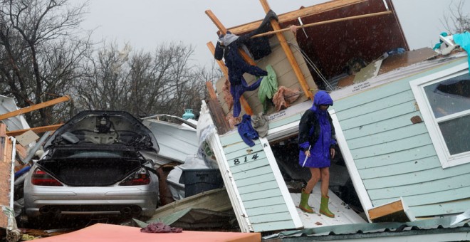Una mujer junto a su casa destruida en Fulton (Texas). REUTERS/Rick Wilking