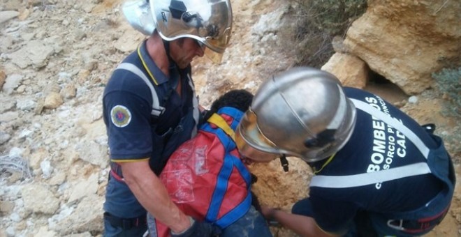 Los bomberos rescatan al perro.