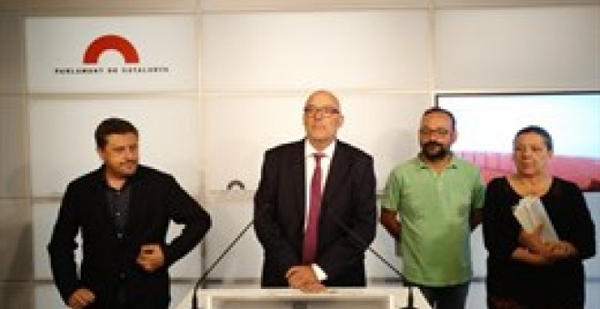 Lluís Corominas, de Junts Pel Sí, i Benet Sallellas, de la CUP, han presentat la Llei Nacional de Transitorietat i Fundacional de la República Catalana. EUROPA PRESS
