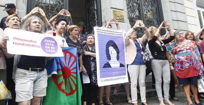 Miembros de varias asociaciones de mujeres, se manifiestan ante el Consejo General del Poder Judicial (CGPJ). - EFE