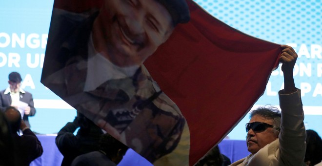 Jesus Santrich, miembro de las FARC, ondea una bandera con el rostro de Victor Julio Suarez, antiguo líder de la guerrilla conocido como Mono Jojoy, en el Congreso Nacional de las FARC /REUTERS (Jaime Saldarriaga)