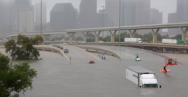Imagen de las inundaciones de este lunes en Houston, Texas por el paso de la tormenta tropical que azota el sur del país. / REUTERS