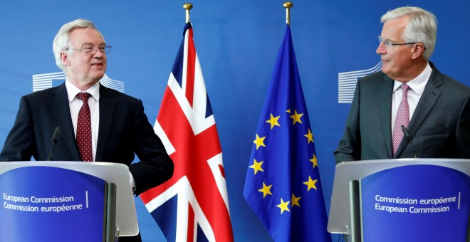 El Secretario británico para el Brexit DavidDavis y el negociador de la UE Michel Barnier hablan con la prensa en Bruselas /REUTERS (Francois Lenoir)