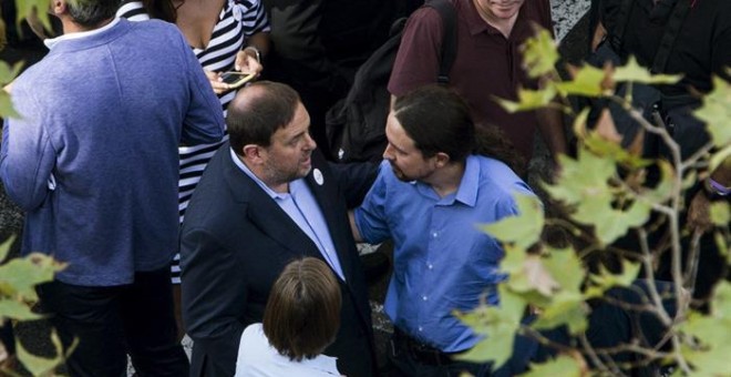 El líder de Podemos, Pablo Iglesias (d), conversa con el vicepresidente de la Generalitat, Oriol Junqueras durante la manifestación contra los atentados yihadistas en Cataluña que bajo el eslogan 'No tinc por' (No tengo miedo) recorre hoy las calles de Ba