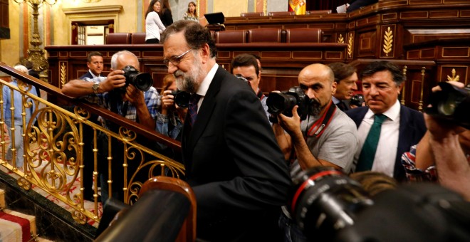 El presidente del Gobierno y del PP, Mariano Rajoy, a su llegada al Pleno del Congreso extraordinario para debatir sobre la trama Gürtel y la cakja B del PP. REUTERS/Paul Hanna