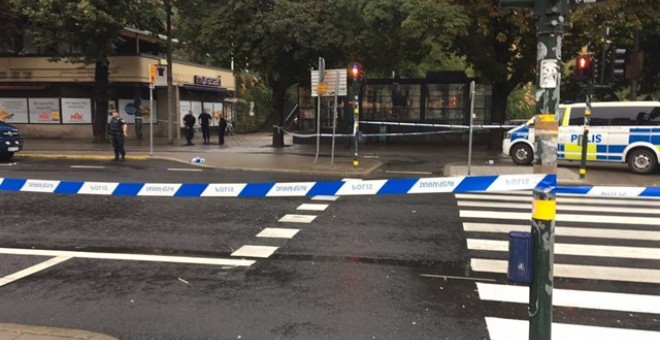 Un hombre armado con un cuchillo ataca a varios policías en una plaza de Estocolmo. 'The Local'/James Savage