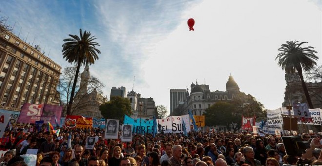 Miles de personas se concentraron este viernes para reclamar la aparición con vida del joven Santiago Maldonado, en la Plaza de mayo de Buenos Aires (Argentina). EFE/David Fernández