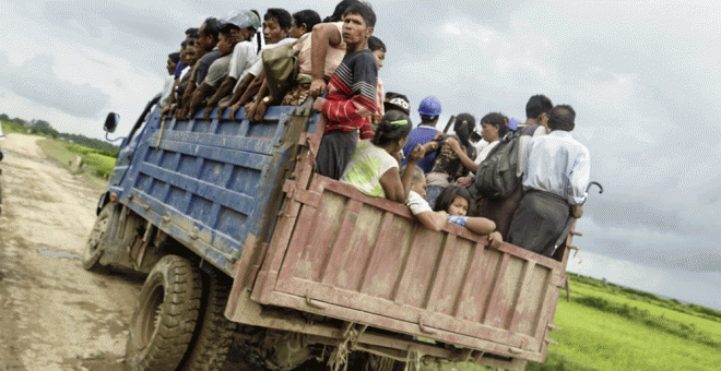 Civiles evacuan una zona cercana al lugar donde se ha producido un enfrentamiento entre militares y rohinyás en el estado de Rakhine. EFE