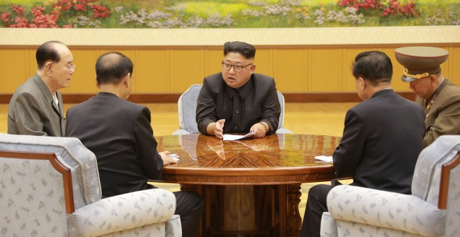 El líder de Corea del Norte, Kim Jong Un, en una reunión con miembros del Presidium del Consejo Político del comité central del Partido de los Trabajadores. REUTERS