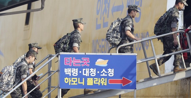 Marines surcoreanos suben a bordo de un ferri en Incheon  para unirse a las tropas en la isla de Baegnyeong cerca de la frontera marítima del Mar Amarillo. EFE/Yonhap