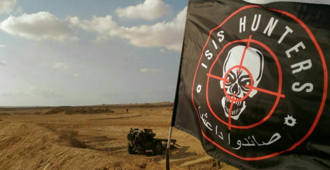 La bandera de los 'Cazadores del ISIS' ondea en la ciudad siria de Palmira /ISIS Hunters