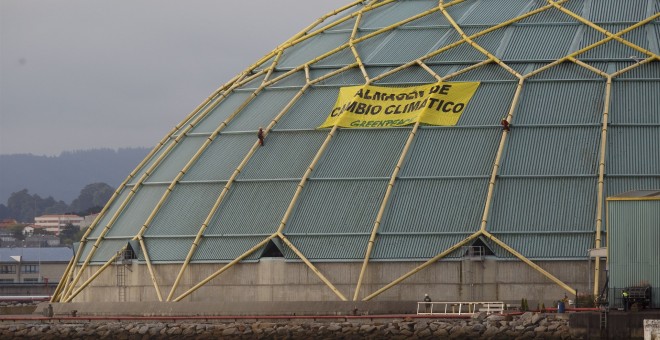 Imagen del cartel de Greenpeace en la cúpula de la instalación de Gas Natural-Fenosa en A Coruña, donde se puede leer 'Almacén de Cambio Climático'. EUROPA PRESS