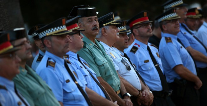 Agentes de los Mossos d'Esquadra, de la Guardia Civil, de la Policía Nacional y de la policía local de Cambrils, durante un homenaje a las víctimas de los atentados yihadistas de Catalunya. REUTERS/Albert Gea