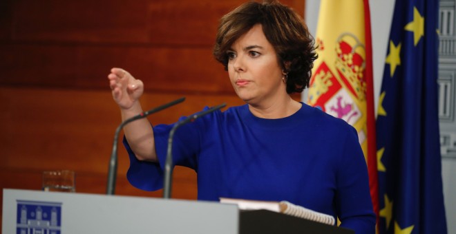 La vicepresidenta del Gobierno, Soraya Sáenz de Santamaría,durante su comparecencia ante los medios en el Palacio de La Moncloa .EFE/Ángel Díaz