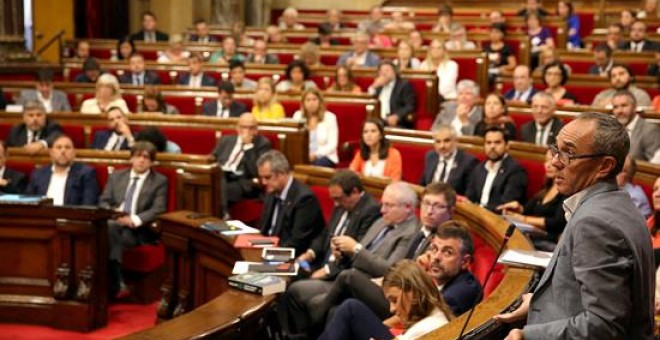 El portavoz de Catalunya Si que es pot, Joan Coscubiela, esta mañana en el pleno del Parlament / EFE - Toni Albir