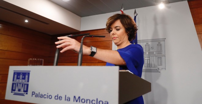 La vicepresidenta del Gobierno, Soraya Sáenz de Santamaría,durante su comparecencia ante los medios en el Palacio de La Moncloa. EFE/Ángel Díaz