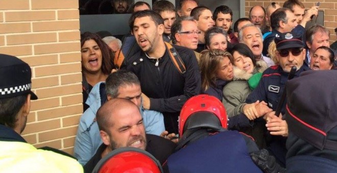 Imagen de la carga policial durante el desahucio de Anastasia en Vitoria.