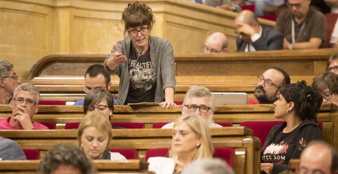 La diputada de la CUP, Mireia Vehí, durante la sesión de control que se celebra en el Parlament de Cataluña . EFE/Marta Pérez