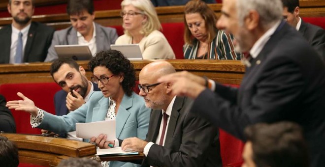 La portavoz del grupo parlamentario de Junts pel Sí, Marta Rovira y el portavoz de Ciudadanos, Carlos Carrizosa. - EFE