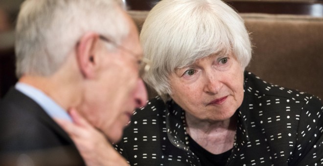 La presidenta de la Reserva Federal, Janet Yellen habla con el vicepresidente de la misma, Stanley Fischer tras una reunión con los gobernadores de la Fed en Washington. EFE/Jim Lo Scalzo