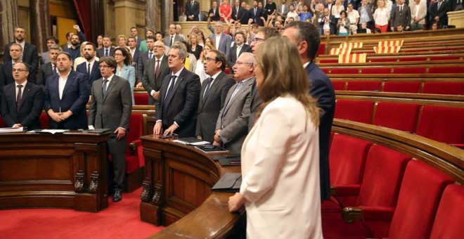 Diputats canten l'himne nacional de Catalunya després de l'aprovació de la Llei del Referèndum / EFE