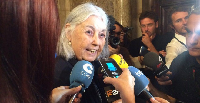 La diputada de CSQP Angels María Castells, en los pasillos del Parlament de Catalunya. ELENA PARREÑO