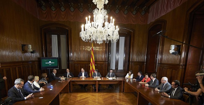 Vista general de la mesa durante la firma de la convocatoria de referéndum tras la aprobación de la ley este miércoles 6 en el Parlament, en Barcelona. EFE/ Alejandro García