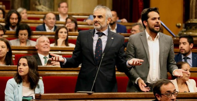 El portavoz del grupo parlamentario de Ciudadanos Carlos Carrizosa (c) y el secretario de comunicación de Cs, Fernando de Páramo (d), protestan tras la solicitud de Junts pel Sí y de la Cup sebre la alteración del orden del día en el Parlament. EFE/Toni A