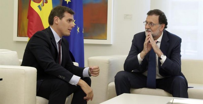 El presidente del Gobierno, Mariano Rajoy (d), y el presidente de Ciudadanos, Albert Rivera (i), durante la reunión que han mantenido en el Palacio de la Moncloa. EFE/Zipi