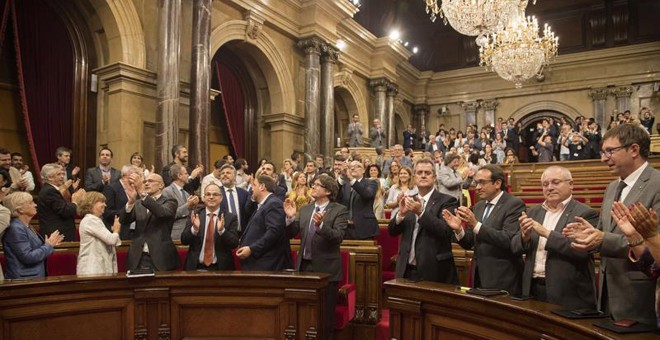 Los diputados aplauden tras la aprobación la Ley de Transitoriedad Jurídica, esta noche en el Parlament, en Barcelona. EFE/Marta Pérez
