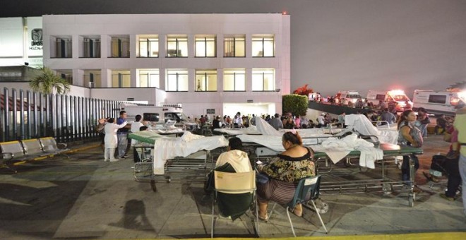 Pacientes y médicos de un hospital en Villahermosa (México) permanecen fuera tras un fuerte sismo de magnitud 8,2 en la escala abierta de Richter que ha sacudido México. EFE/STR