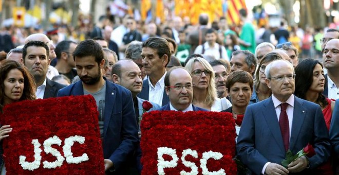 El primer secretario del PSC, Miquel Iceta, junto al expresidente de la Generalitat José Montilla (d), en la ofrenda floral con motivo de la Diada. EFE/Toni Albir