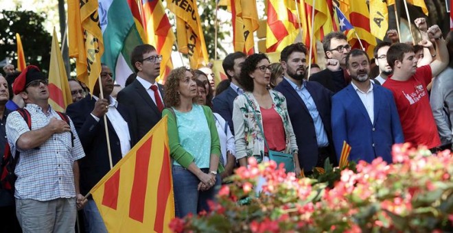 Los dirigentes de ERC, Marta Rovira (cuarta por la izquierda) y Gabriel Rufián (tercero por la derecha) junto al conseller de Justica, Carles Mundó (tercero por la izquierda) en la ofrenda floral de ERC. EFE/Toni Albir