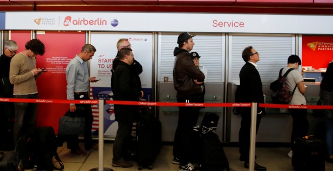 Varios viajeros hacen cola en un mostrador de Air Berlin en el aeropuerto deTegel, en la capital alemana. REUTERS/Axel Schmidt