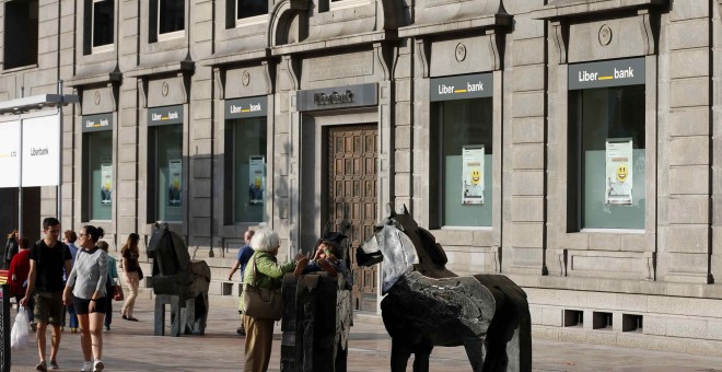 Vista de las oficinas centrales en Oviedo de Liberbank, entidad resultante de la unión de Cajastur-Banco CCM, Caja Cantabria y Caja Extremadura. EFE/José Luis Cereijido.