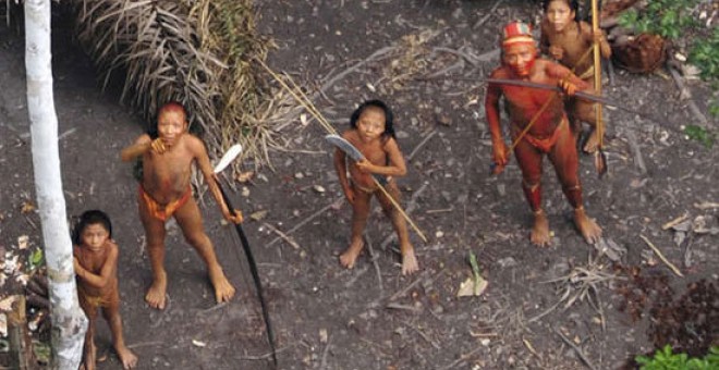 Imagen aérea obtenida en 2010 de indígenas aislados en la Amazonia brasileña.